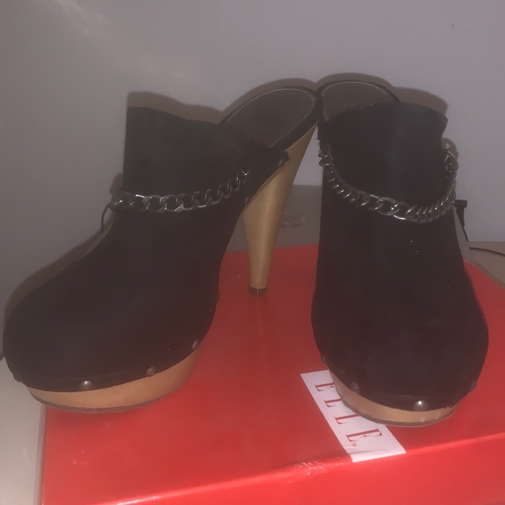 Elle Black Clogs